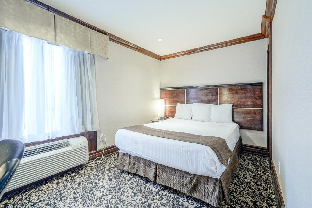 Woodbine Hotel & Suites Photo 3