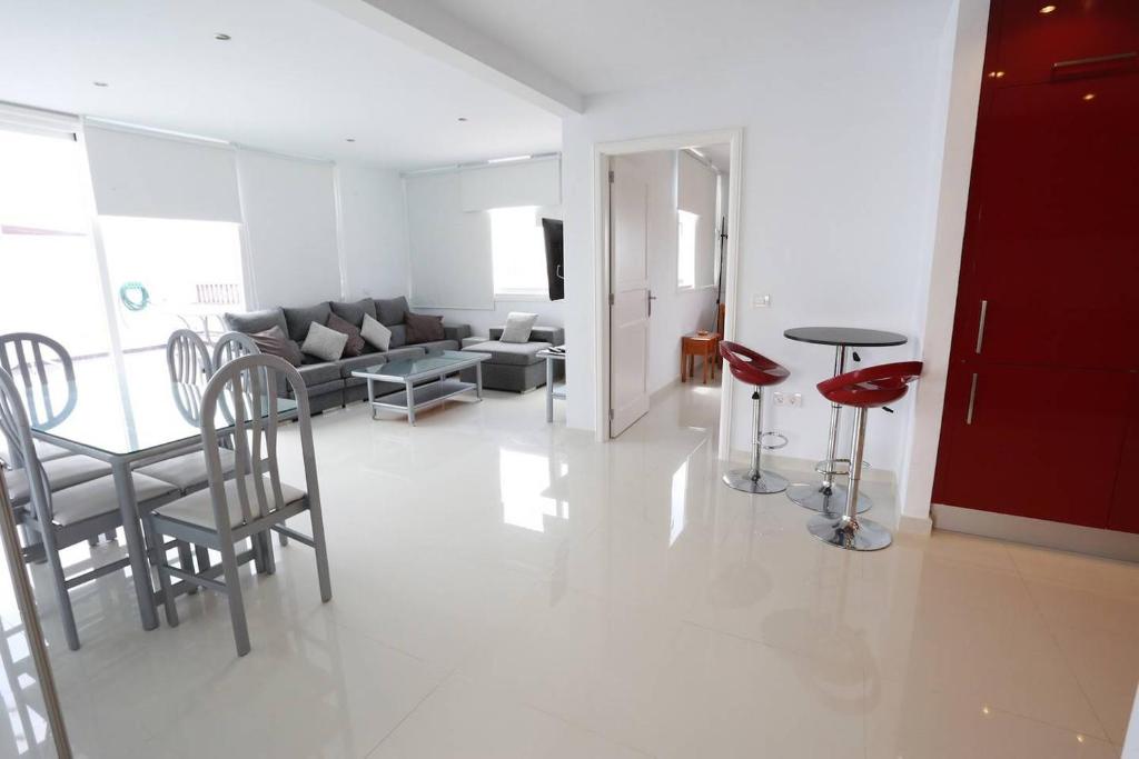 DARUMA APARTMENTS 3-Bedroom Penthouse with Sea Views - 4