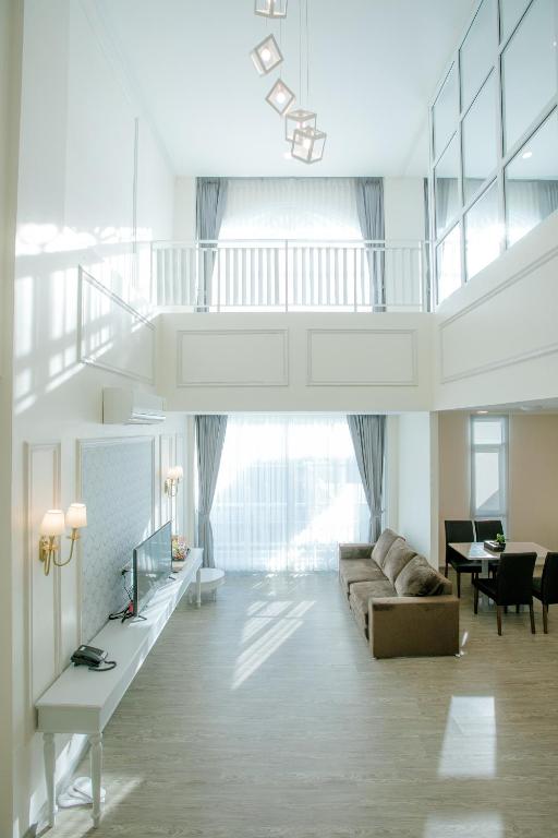 Shared lounge/TV area