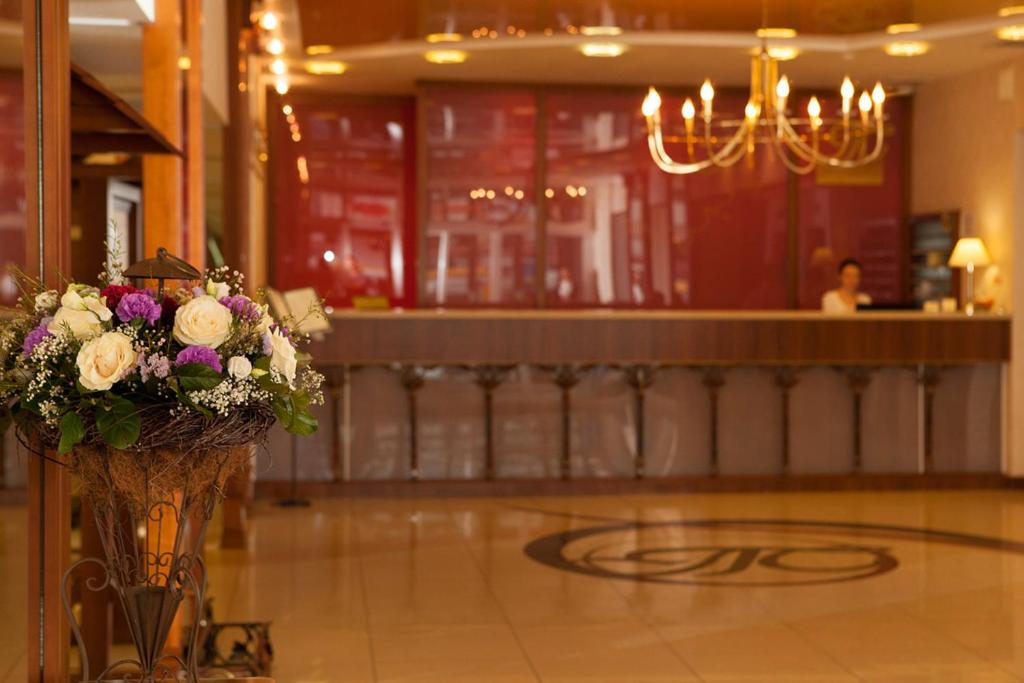 Front desk [24-hour]