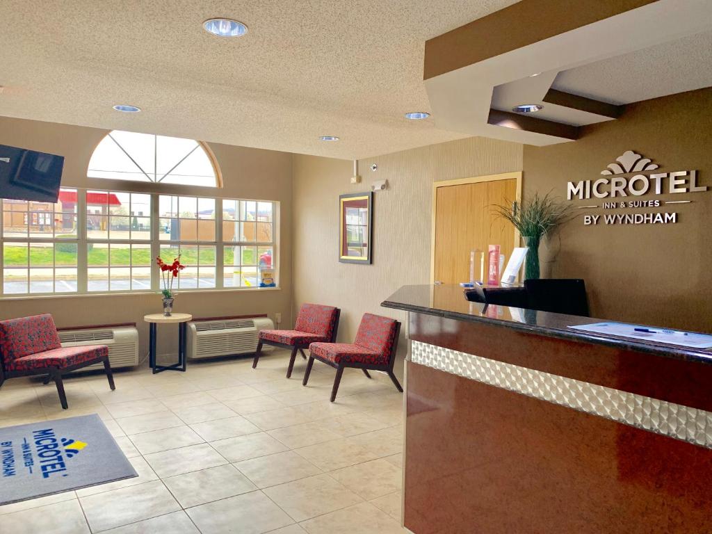 Microtel Inn & Suites by Wyndham Charleston South photo