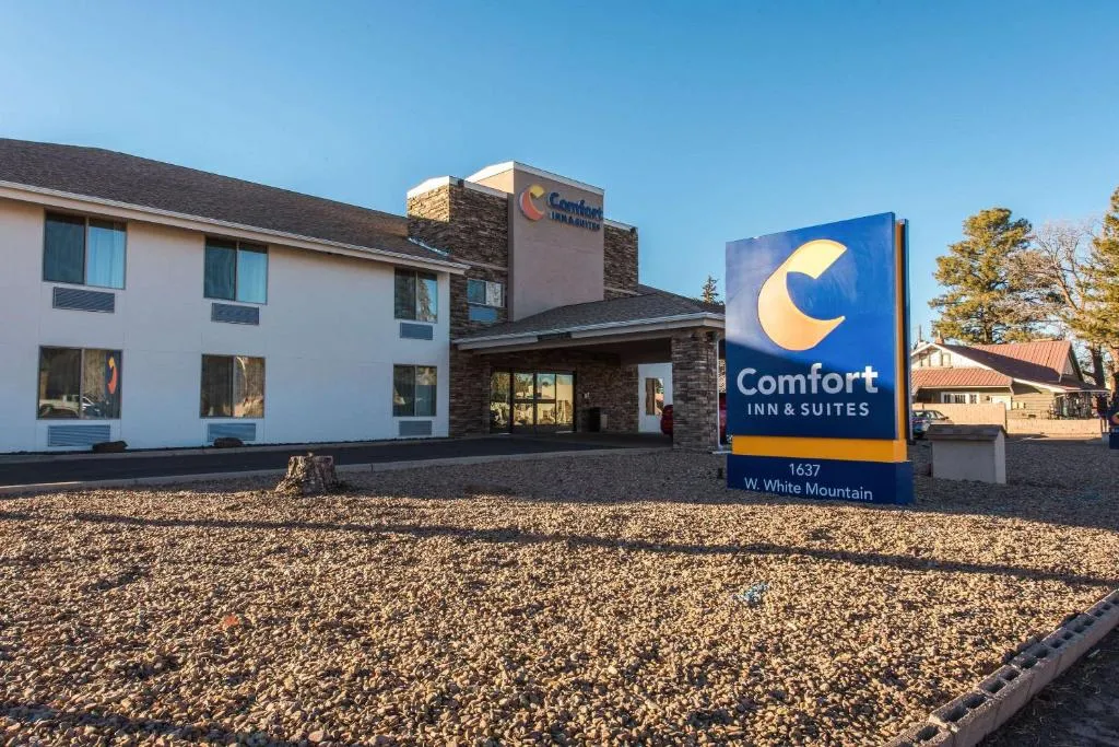 Comfort Inn & Suites Pinetop Show Low，位于派托普湖畔的酒店