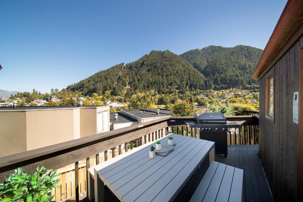 Central, Modern Loft Style Home - 2 Min walk from Town photo