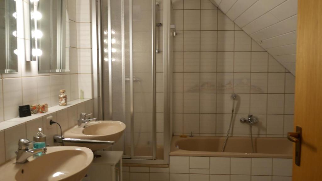Ruhiges Zimmer Nahe Nurnberg Messe mit Wallbox photo