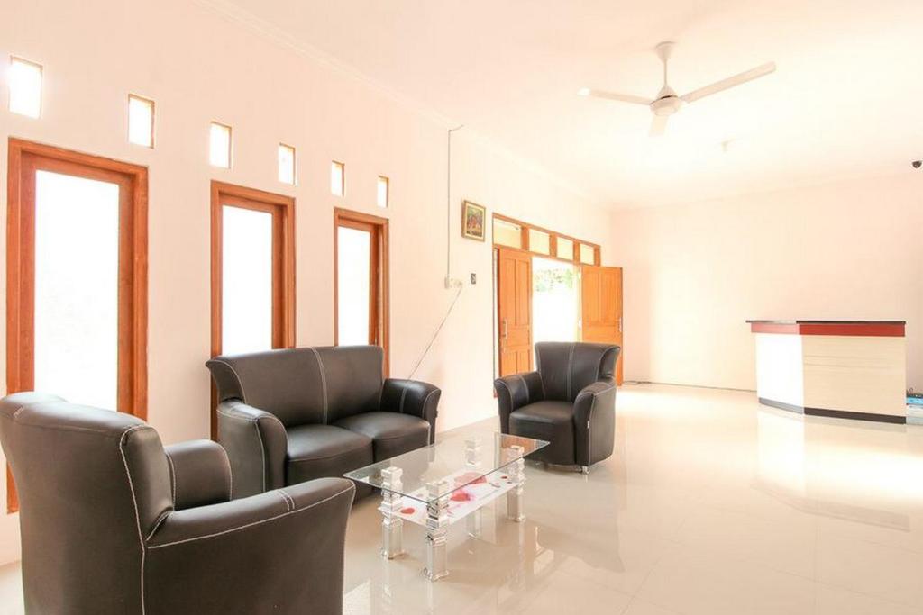 RedDoorz near Balekambang City Park photo