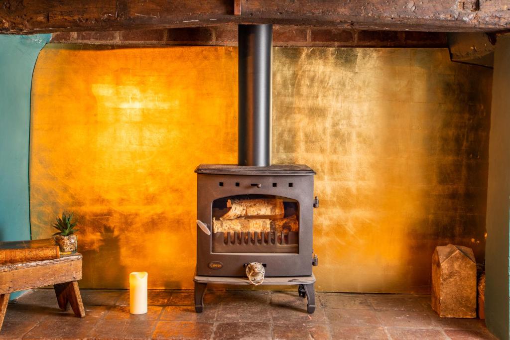 Up to 33 off 3 MASONS COURT The Oldest House in Stratford Upon Avon