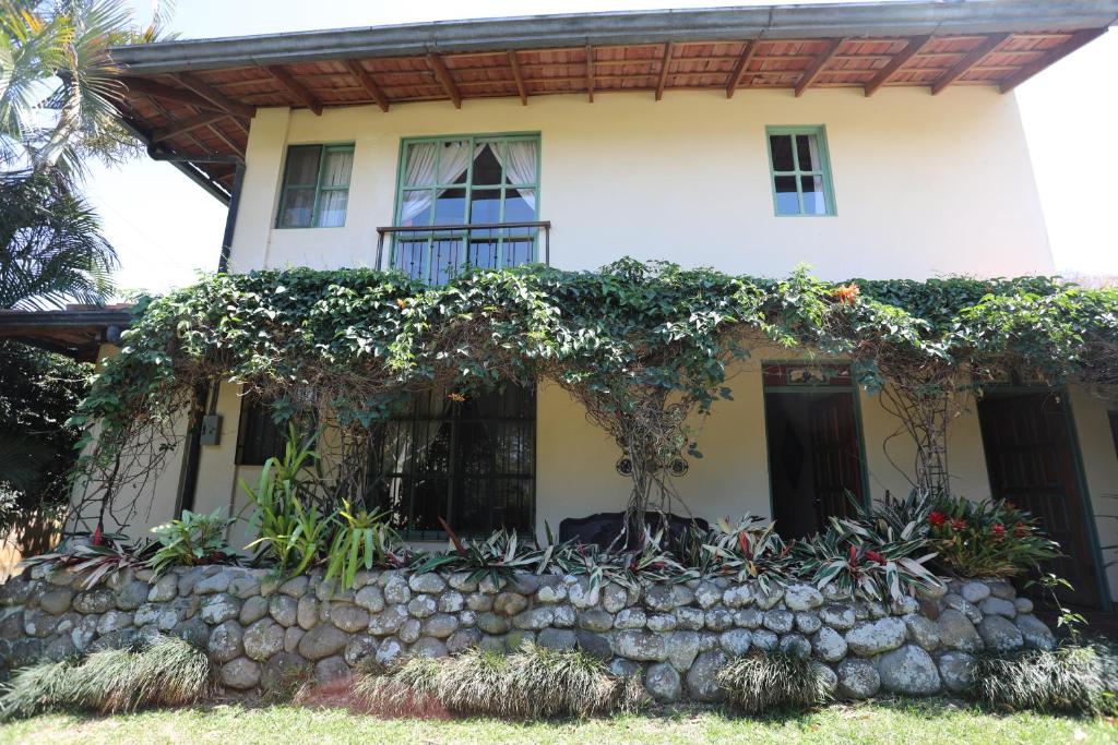 Exterior view, Tierra Magica B&B and Art Studio in San Jose