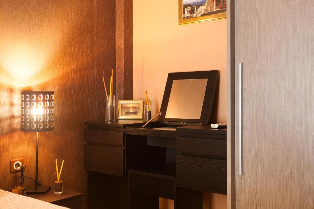 Pretty rooms in Gold and Blue apartment in safe central area photo