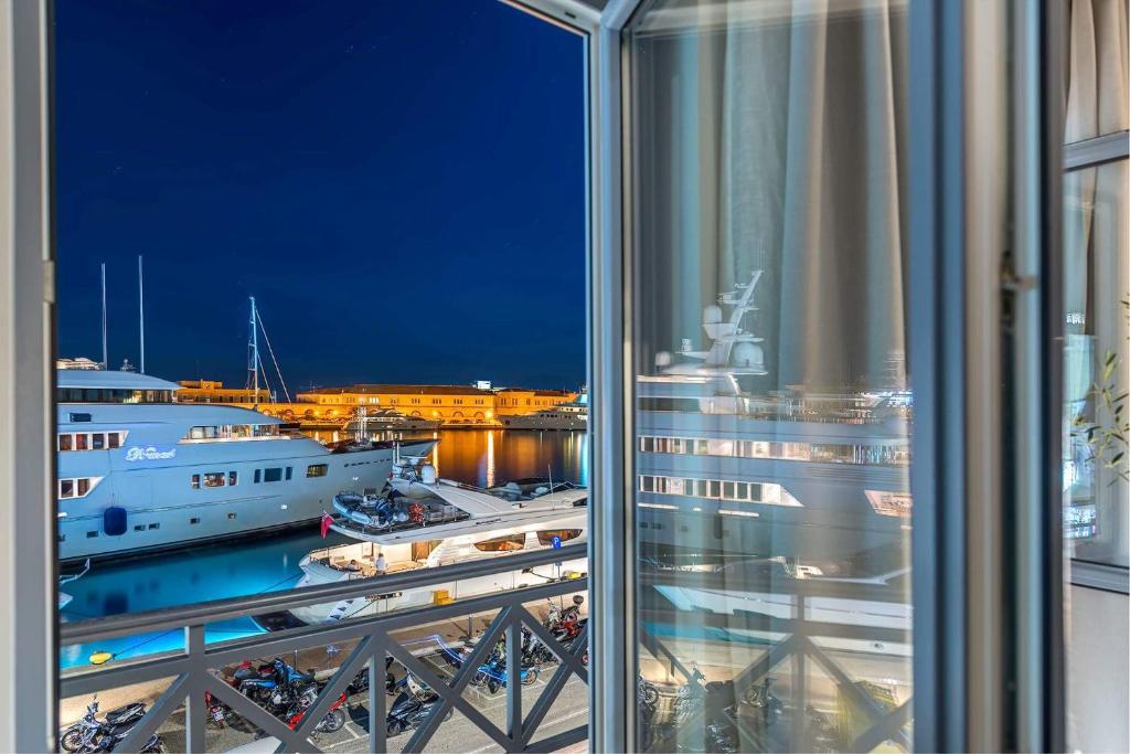 Naves Suites photo