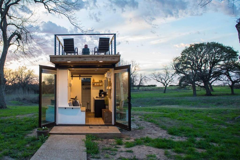 Stillwater House Elegant tiny container home Near Magnolia, Waco