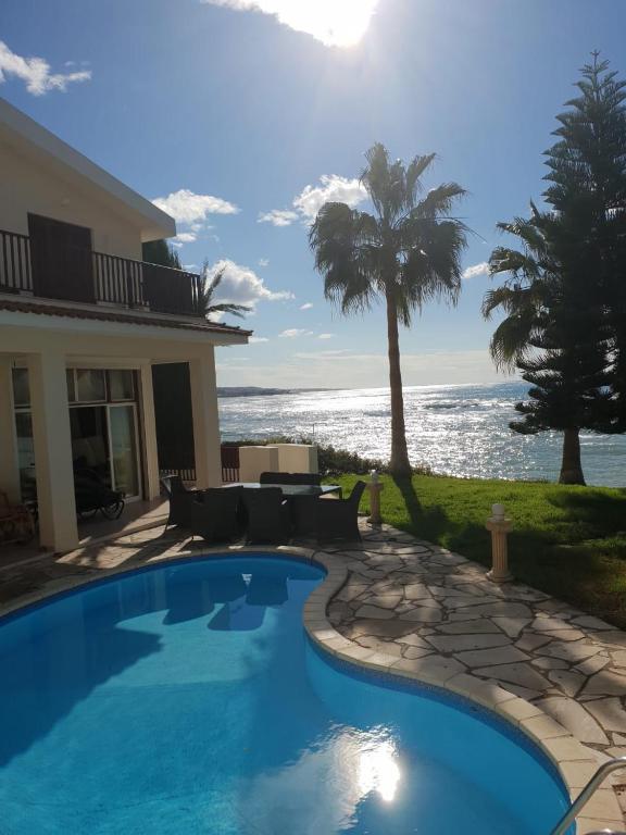Villa on the first line — Hotel in Peyia