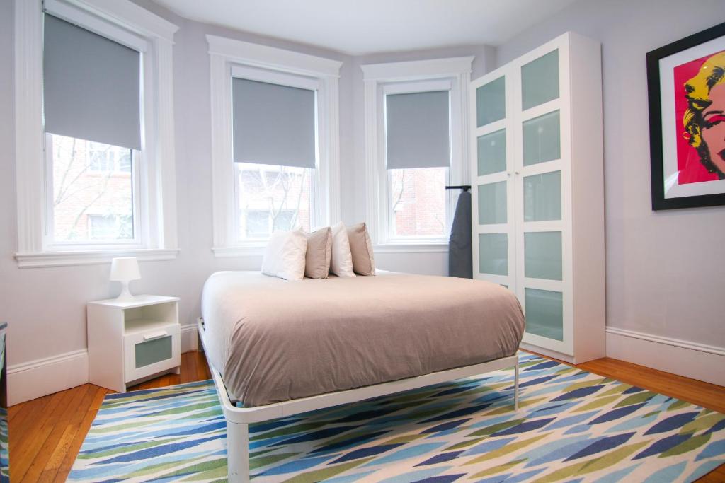 A Stylish Stay w/ a Queen Bed, Heated Floors.. #14, Brookline