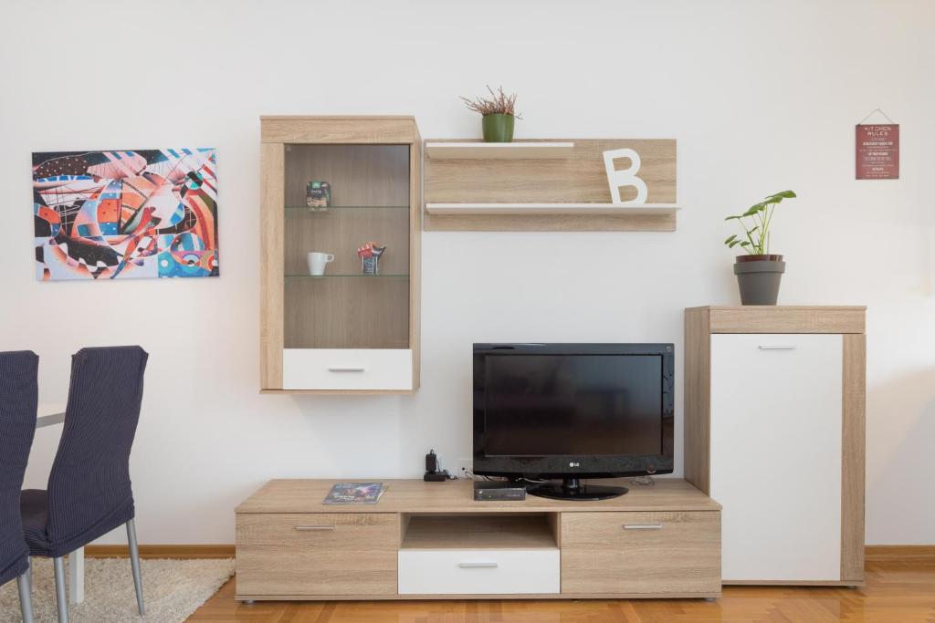 Cute and Sunny Studio with Balcony & Garage photo