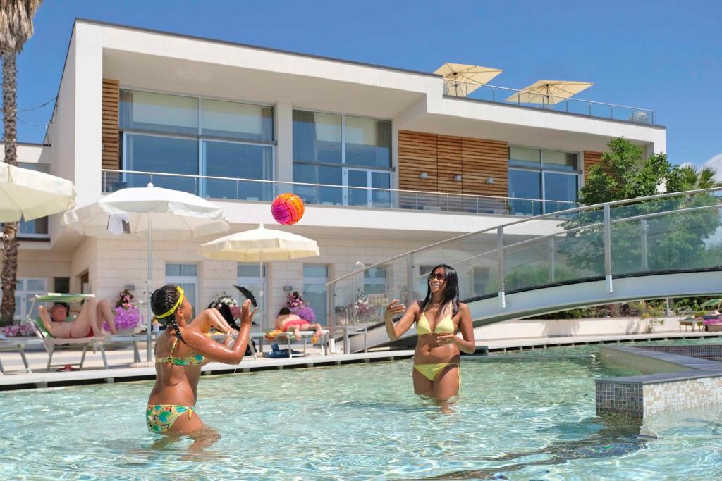 Parc Hotel Germano Suites & Apartments — Basen in Bardolino, Wenecja Euganejska