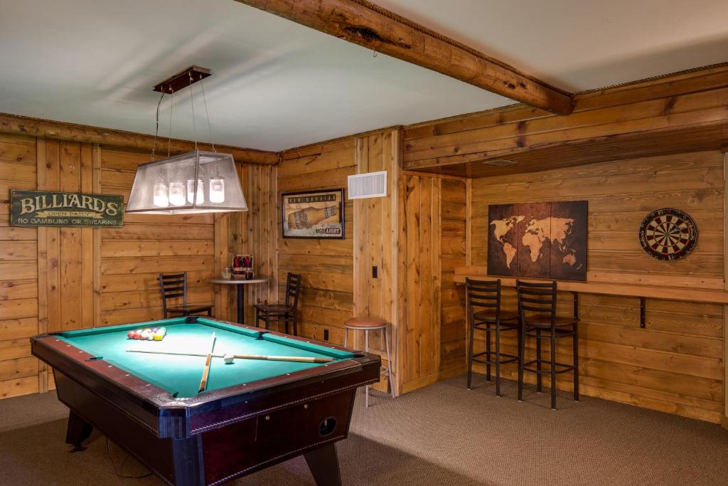 Snake River Roadhouse by KABINO Air Conditioning WiFi Bar Below Pool Table Shuffleboard Yummy Food photo