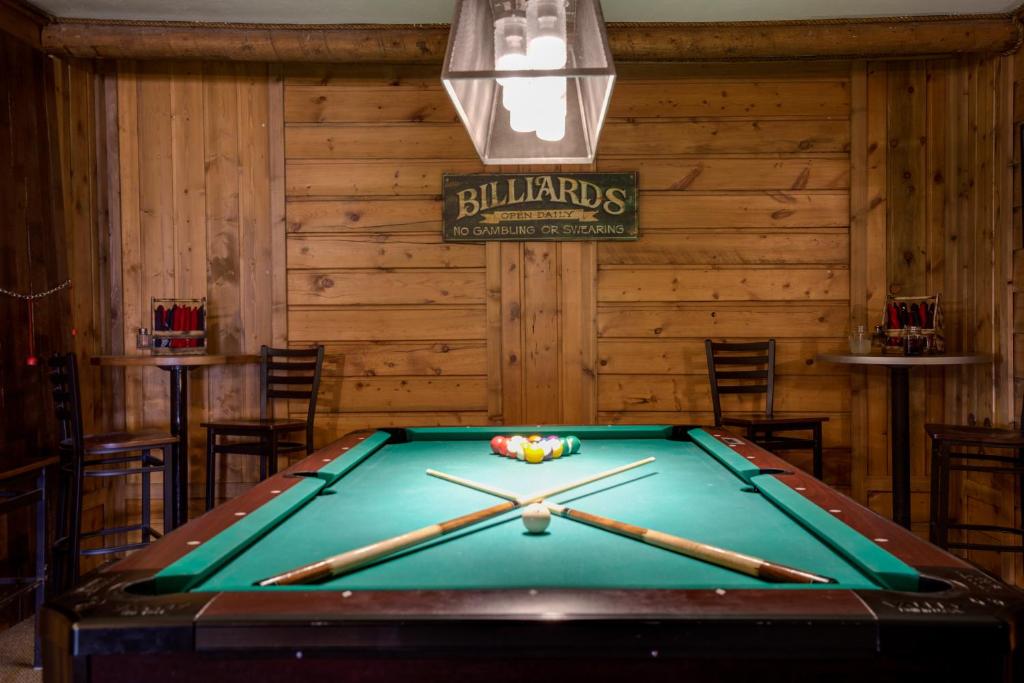 Snake River Roadhouse by KABINO Air Conditioning WiFi Bar Below Pool Table Shuffleboard Yummy Food photo