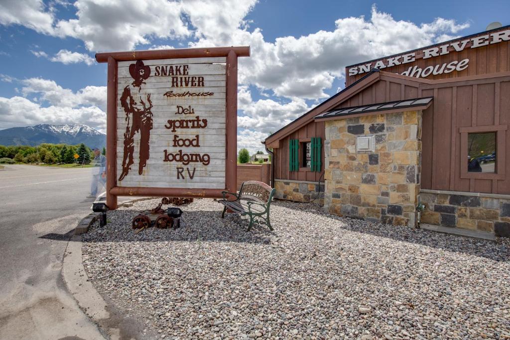 Snake River Roadhouse by KABINO Air Conditioning WiFi Bar Below Pool Table Shuffleboard Yummy Food — Hotel in Swan Valley (ID)