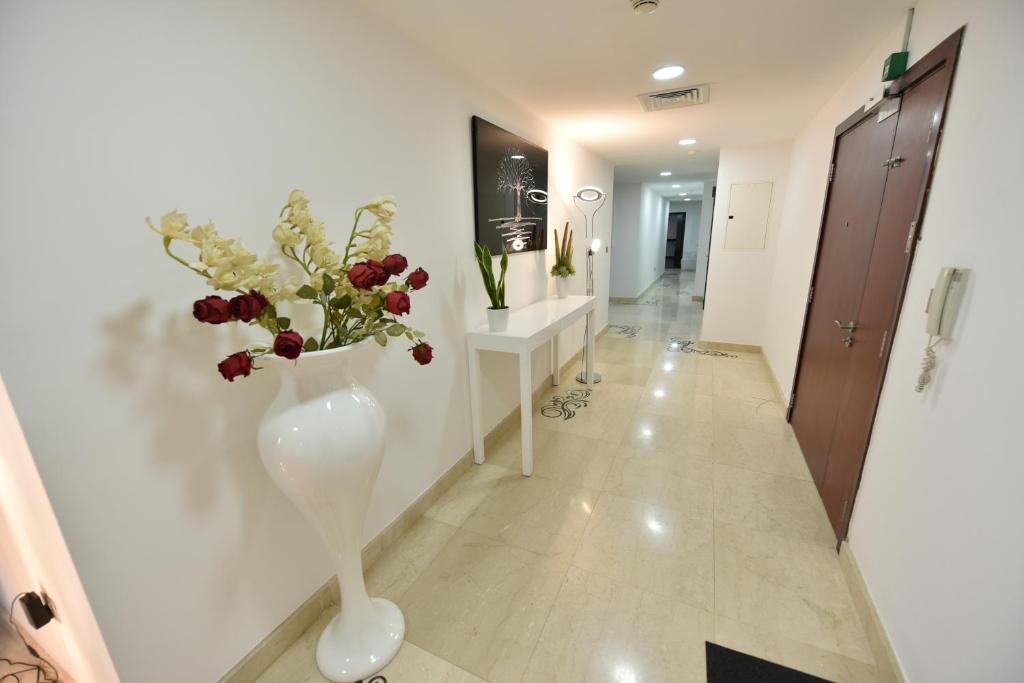 Jbr penthouse with terrace pool photo