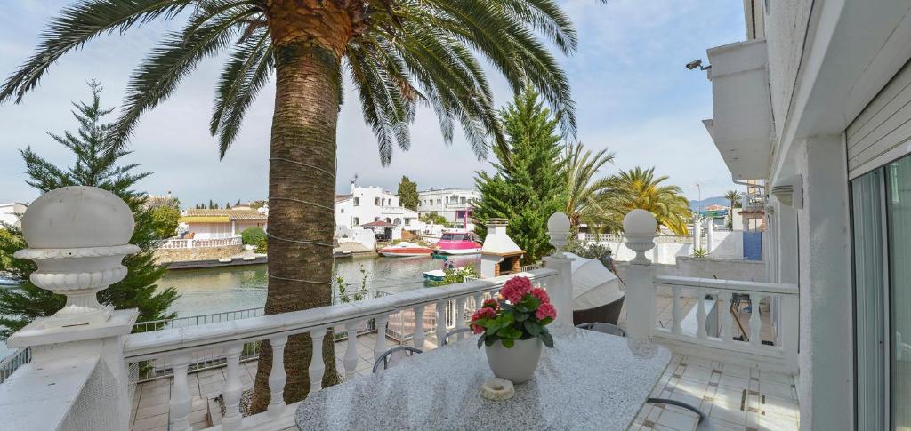 Villa Requesens on Canal - 3