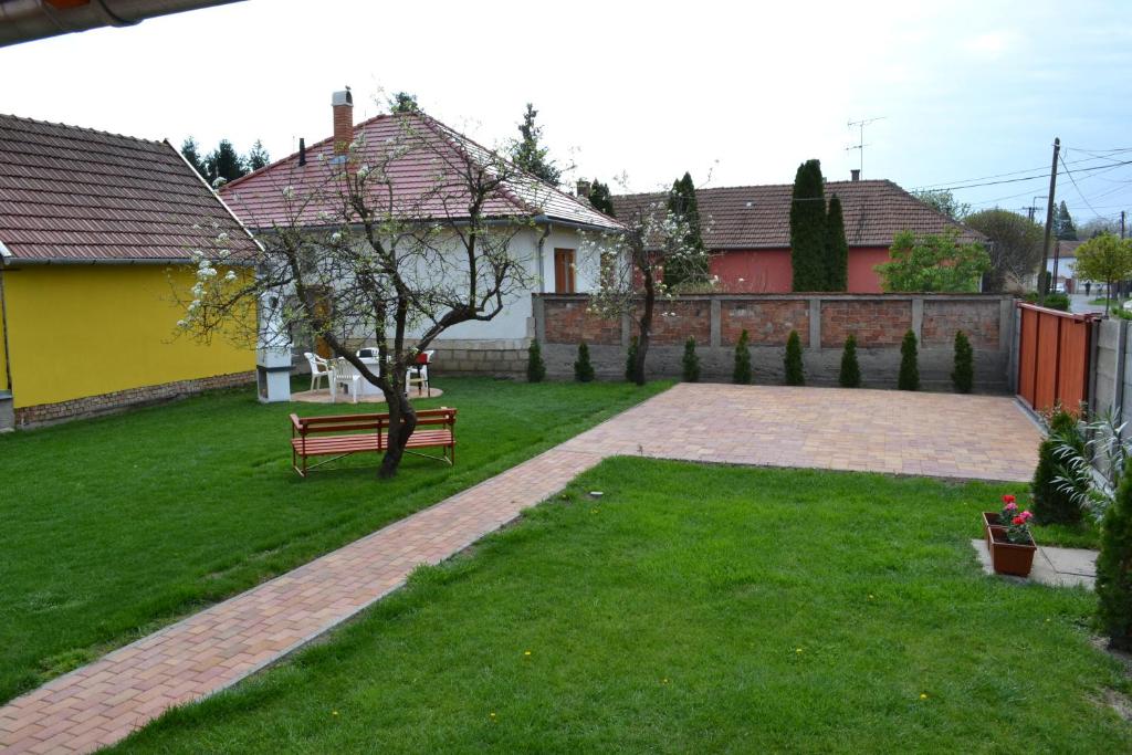 Liliom Apartman photo
