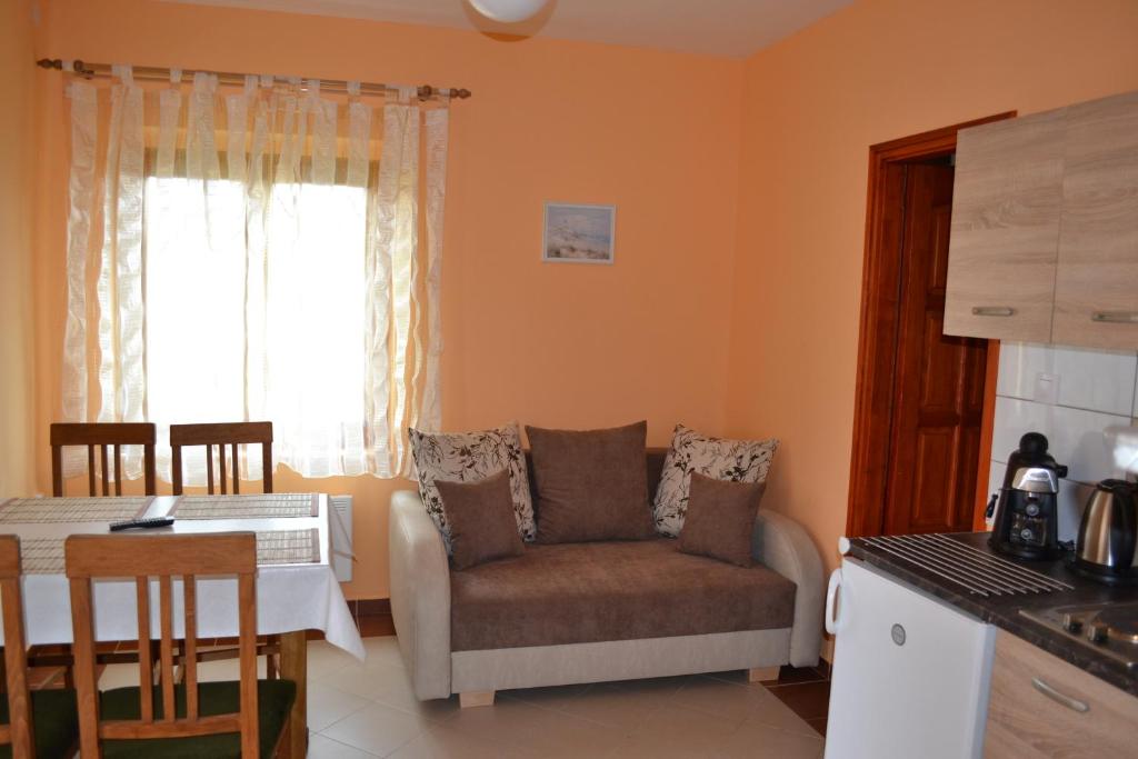 Liliom Apartman photo
