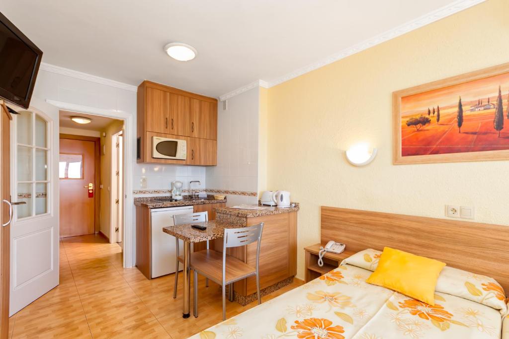 Apartamentos Stella Maris - Marcari SL — Hotel rooms in Fuengirola, Andalusia