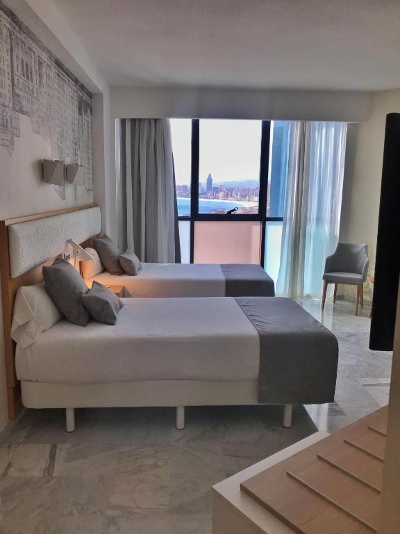 Hotel Madeira Centro — Hotel rooms in Benidorm, Valencian Community