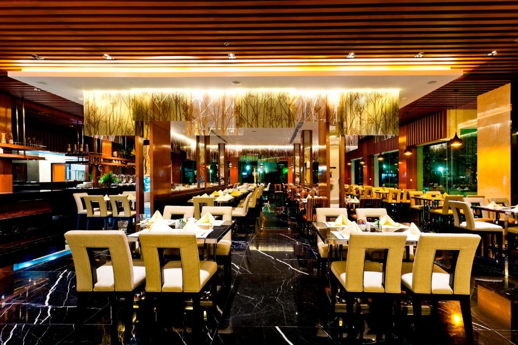 Restaurant, Royal Princess Larn Luang Hotel in Bangkok