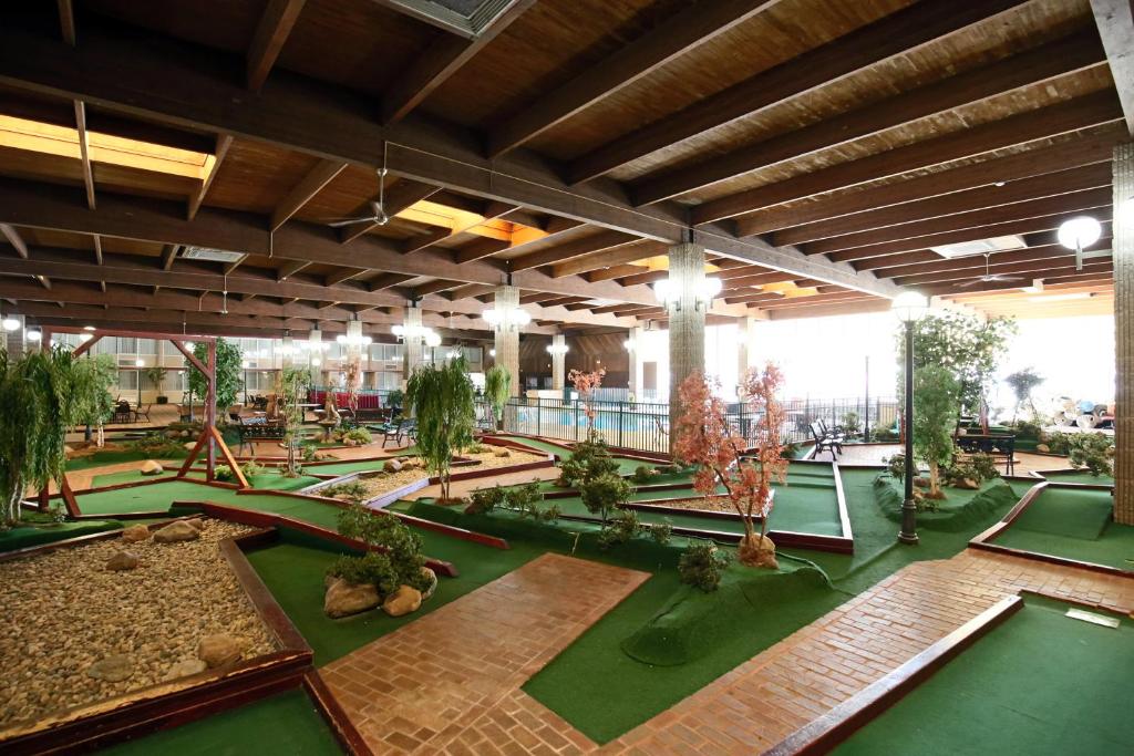 Ramada by Wyndham Mitchell Hotel & Conference Center Main image 2