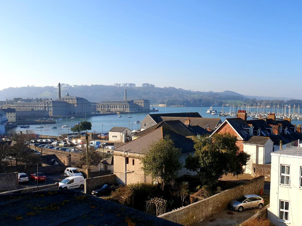 Pure B - Exceptional views of Tamar &amp; Royal William Yard with Free Parking &amp; Wifi — Hotel in Plymouth