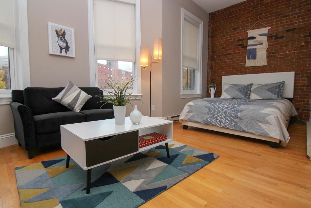 Charming Studio in Boston Brownstone, C.Ave#5, Boston