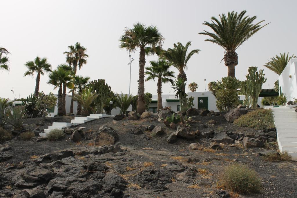 Bungalows Velázquez — Hotel building in Puerto del Carmen, Canary Islands