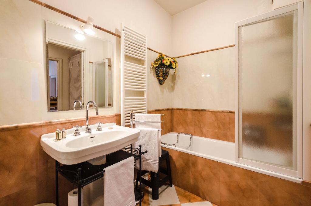 Lupari Apartment, Palazzo storico sotto le Due Torri photo