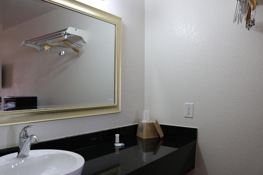 Heritage Inn & Suites photo
