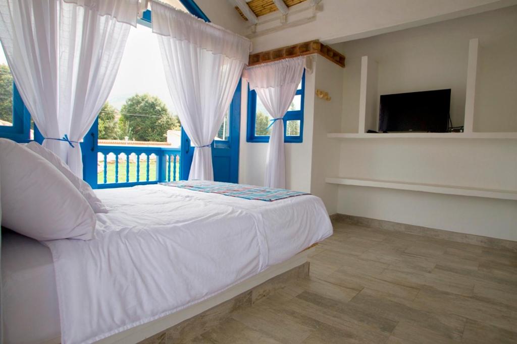HOTEL & CABANAS CASHILUNA