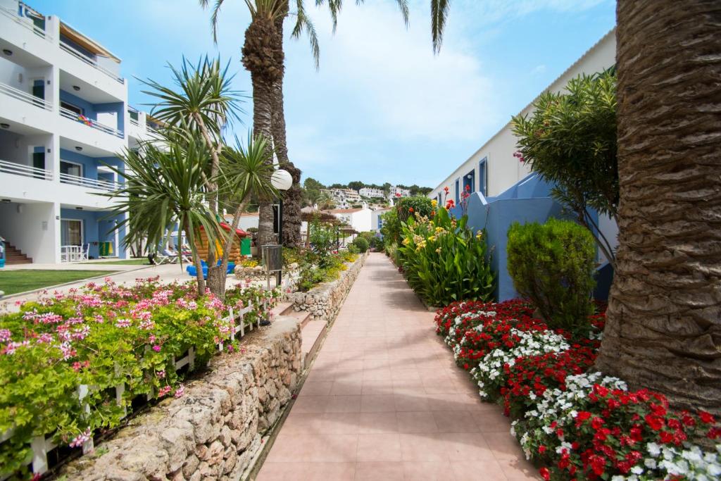 Galdana Gardens — Hotel building in Cala Galdana, Balearic Islands