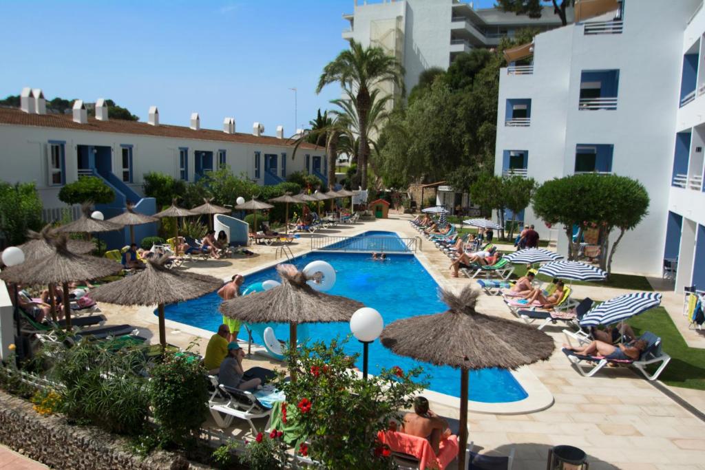 Galdana Gardens — Swimming pool in Cala Galdana, Balearic Islands