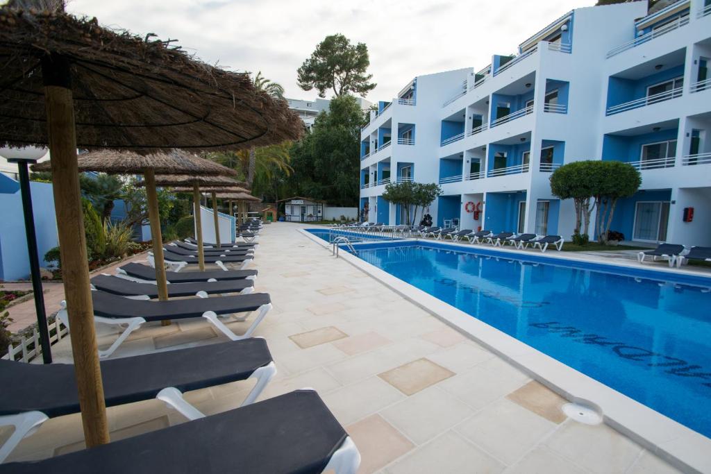 Galdana Gardens — Swimming pool in Cala Galdana, Balearic Islands