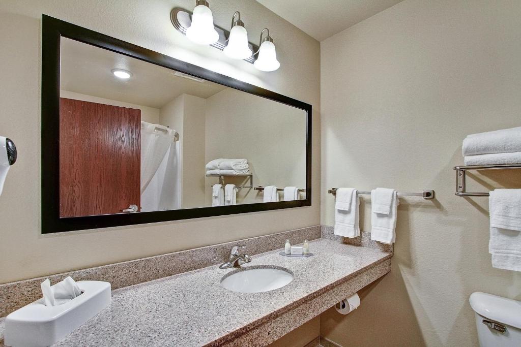 Castle Rock Inn & Suites - Quinter photo