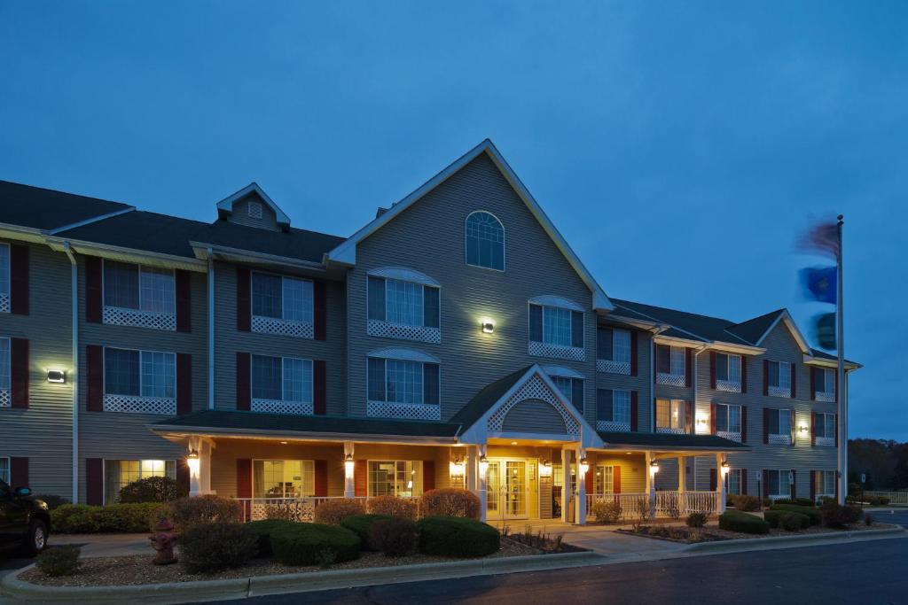 Country Inn & Suites by Radisson, West Bend, WI photo