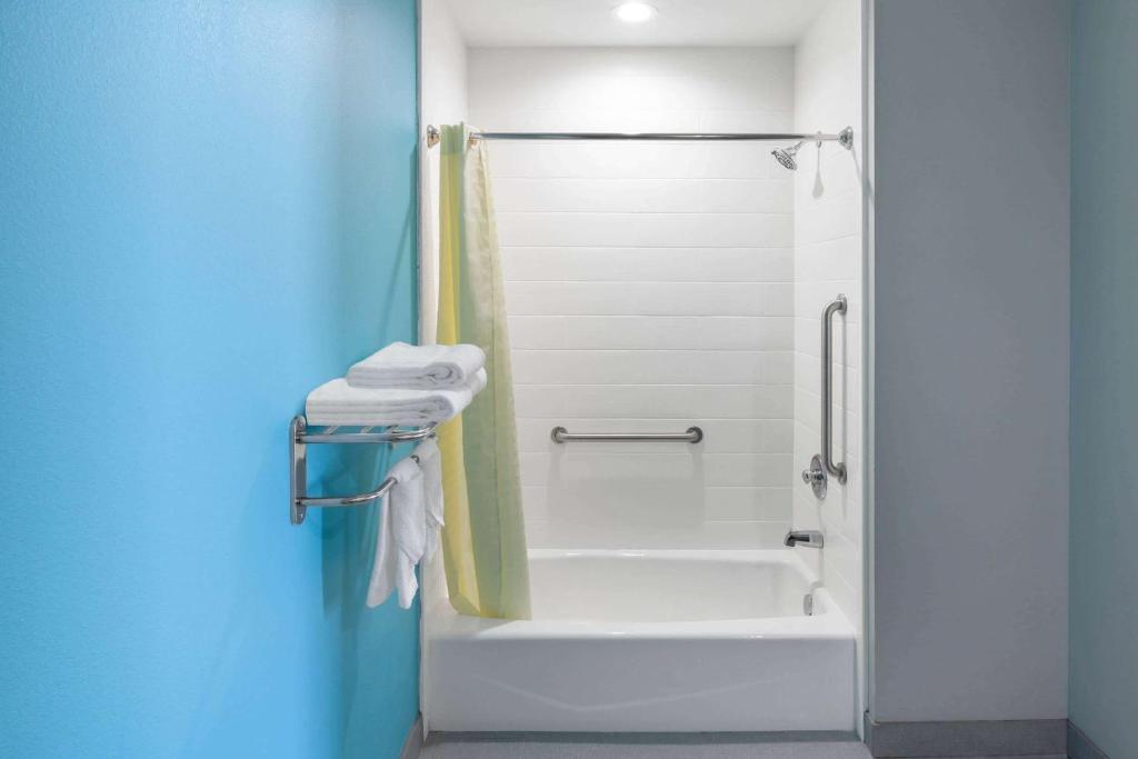 Americas Best Value Inn Houston Willowbrook photo