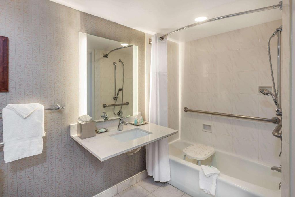 Wyndham Visalia photo
