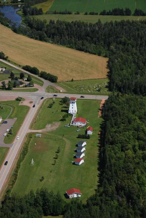 Baywatch Lighthouse Cottages & Motel, hotel in Brackley Beach