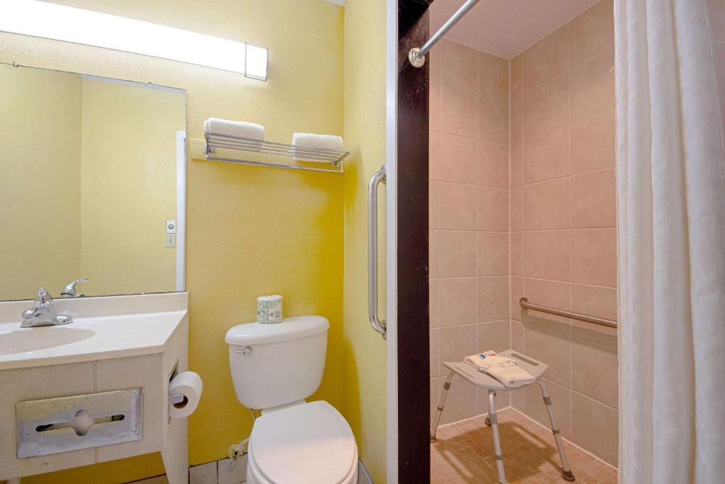 Economy Inn & Suites photo