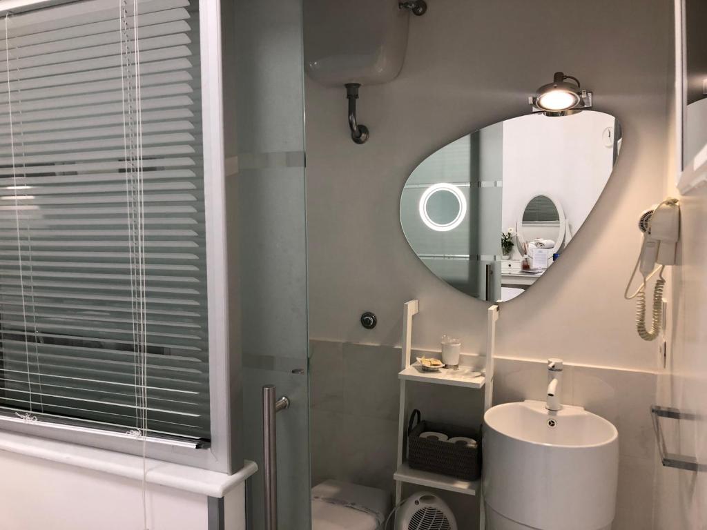 White Room photo