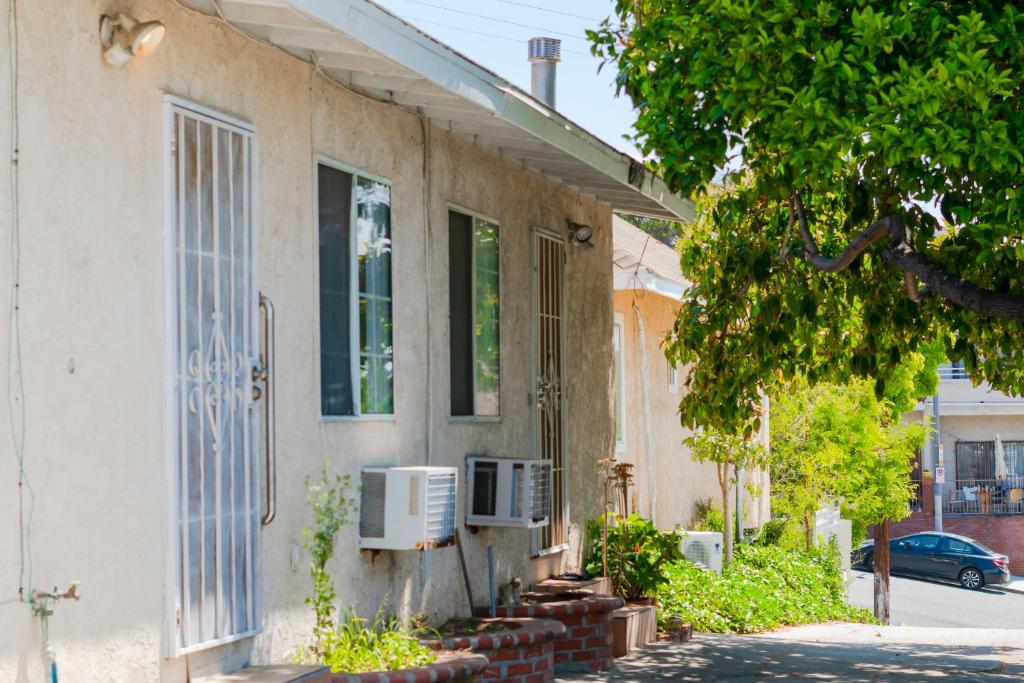 Charming 2BR Casita in Front of Park photo