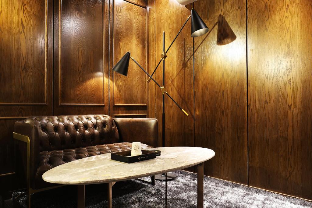 格雷酒店 (THE GRAY HOTEL)
