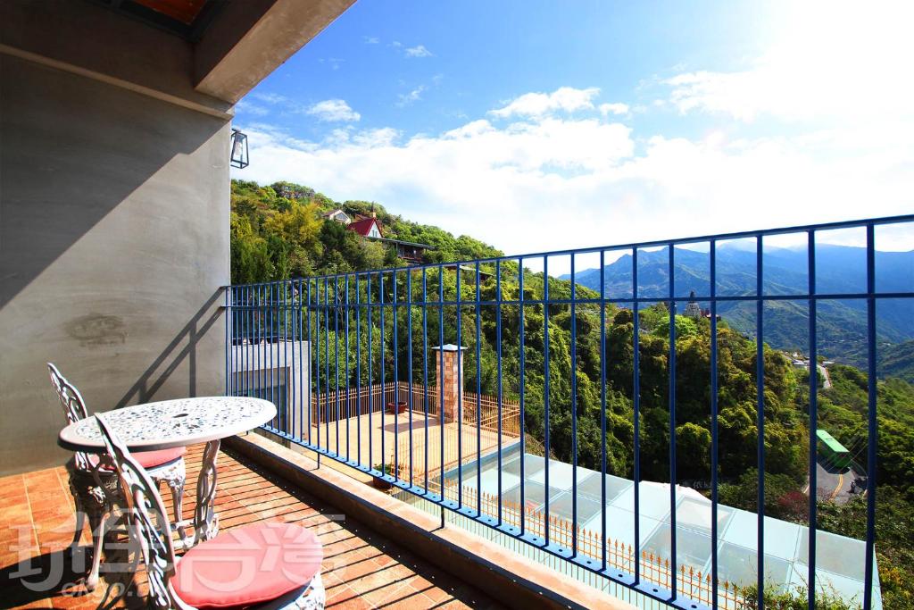 Moose & Squirrel, Renai