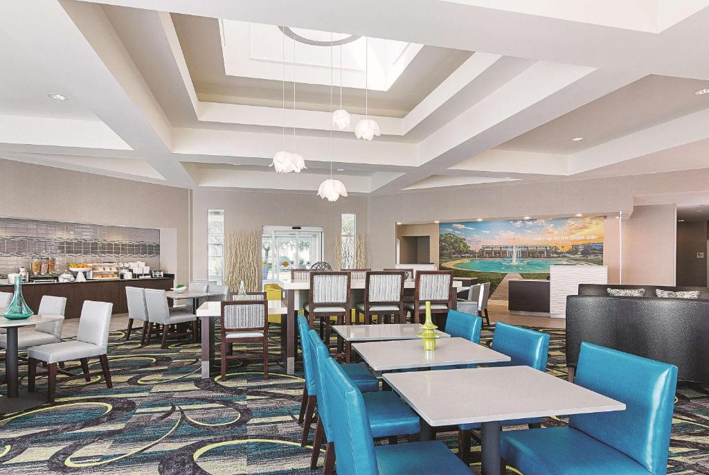 La Quinta Inn & Suites
