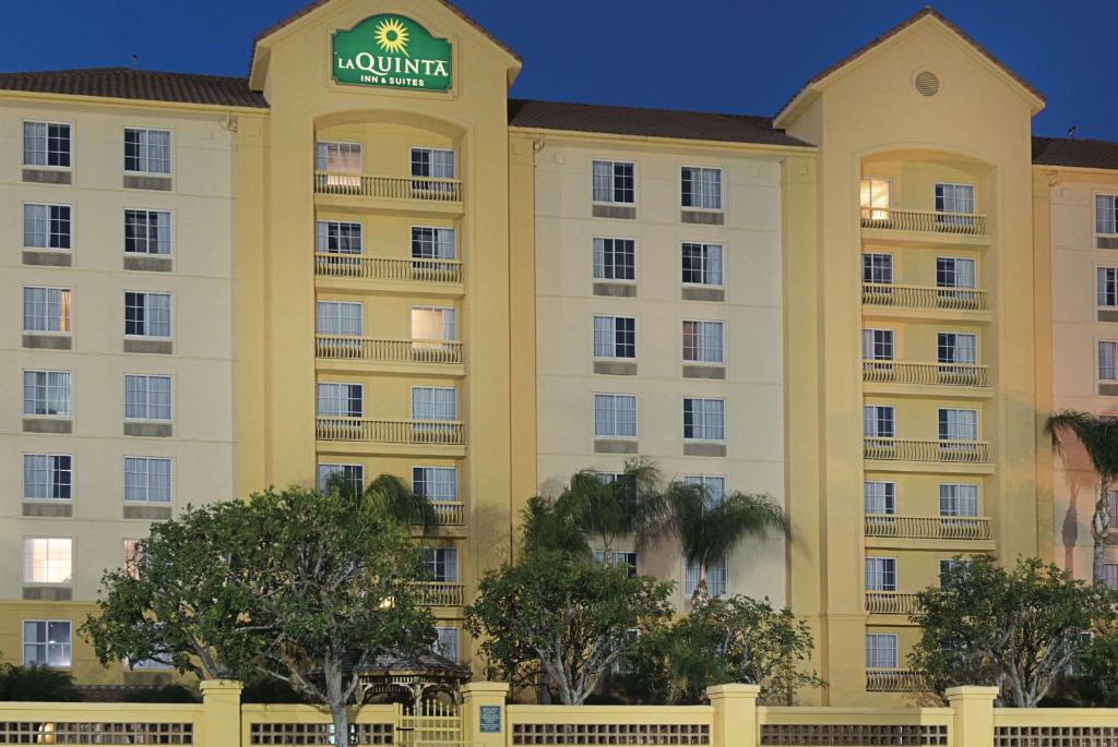 La Quinta Inn & Suites by Wyndham Ontario Airport photo